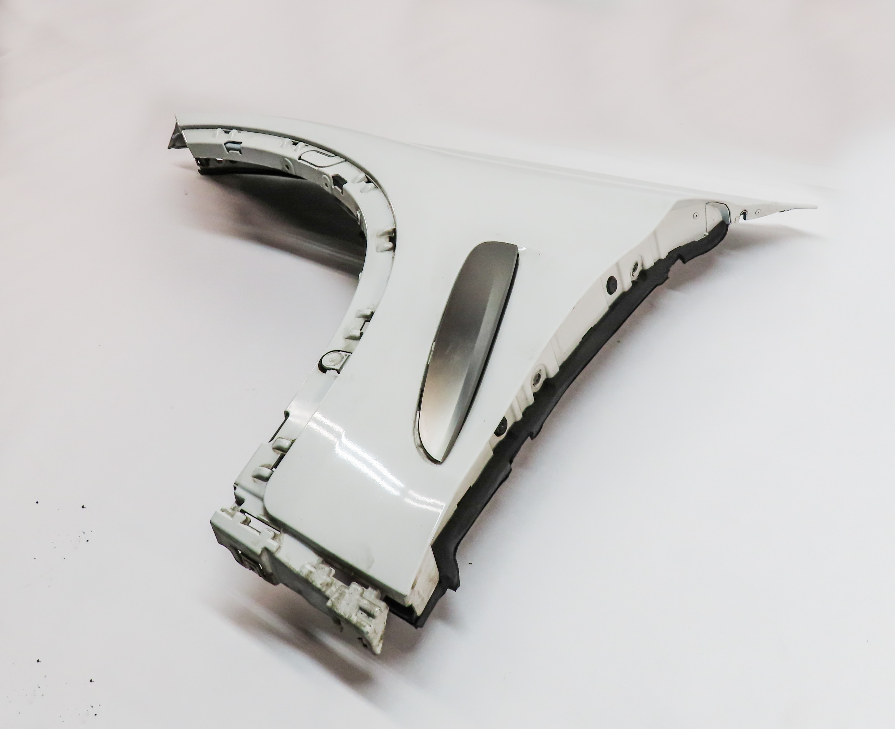 2015-2019 BMW X6 (F16) FRONT LEFT DRIVER FENDER w/ VENT TRIM (White) — exact item pictured